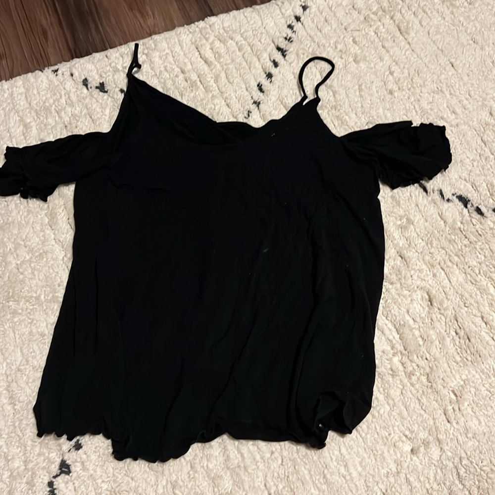 Black cold shoulder American Eagle top - Picture 3 of 3